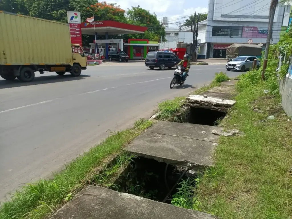 lubang di trotoar Jalan Yos Sudarso