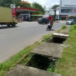 lubang di trotoar Jalan Yos Sudarso