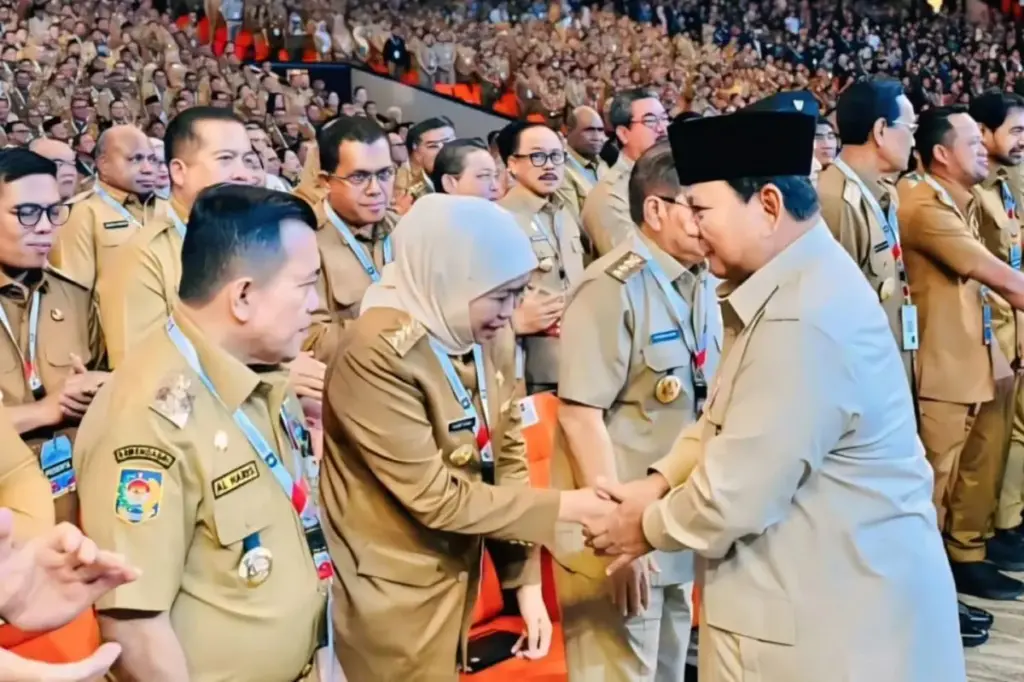Presiden Prabowo Subianto menyalami para kepala daerah