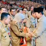 Presiden Prabowo Subianto menyalami para kepala daerah