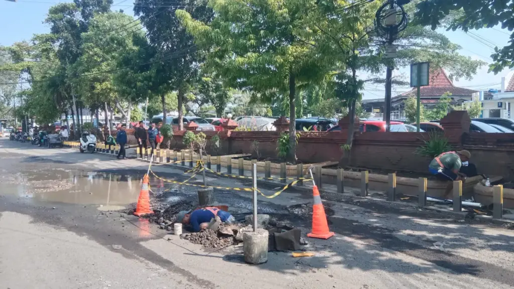 PDAM bongkar jalan inspeksi