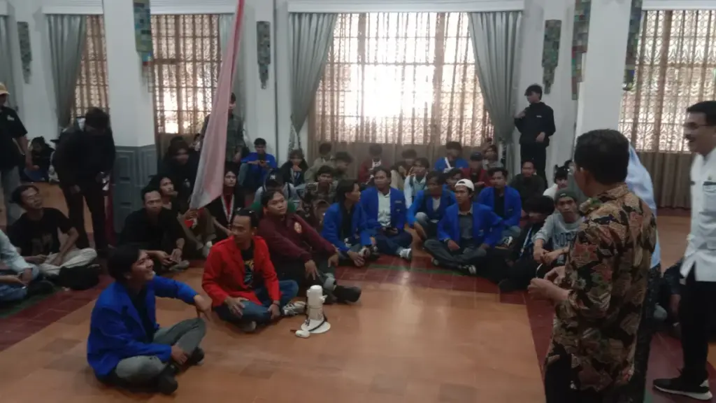 Massa aksi masuk ruangan Adipura Kencana