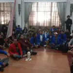 Massa aksi masuk ruangan Adipura Kencana