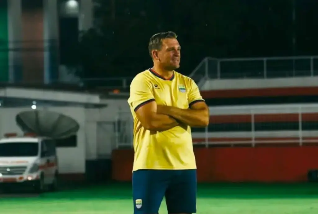 profil pelatih baru persib bandung
